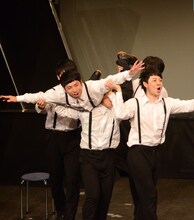 ゆったり感、ニューヨーク、いぬによる即興コントの様子。