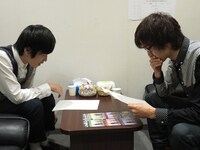 台本の読み合わせを行う様子。