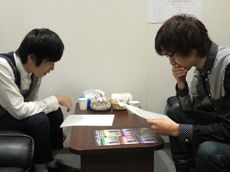 台本の読み合わせを行う様子。