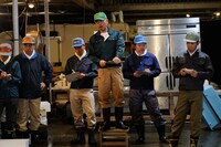 「タウンワーク」新CM「魚河岸編」の撮影中の様子。