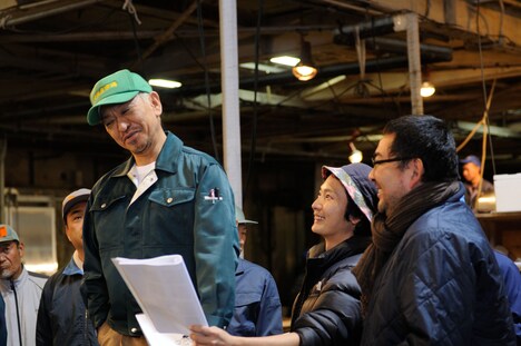 「タウンワーク」新CM「魚河岸編」の撮影中の様子。