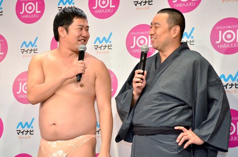 （左から）とにかく明るい安村とレイザーラモンRG。