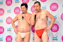 （左から）とにかく明るい安村とレイザーラモンRG。