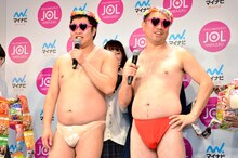 （左から）とにかく明るい安村とレイザーラモンRG。