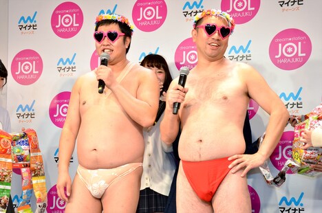 （左から）とにかく明るい安村とレイザーラモンRG。