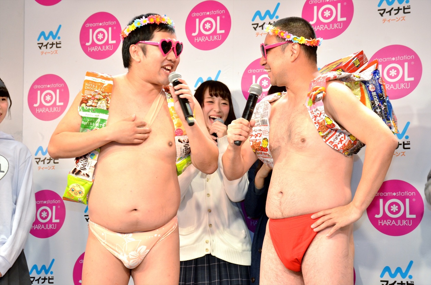 双子コーデに身を包む（左から）とにかく明るい安村、レイザーラモンRG。