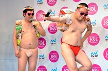 「ランニングマン」のダンスを始めようとするレイザーラモンRG（右）。