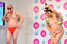 コラボネタを披露する（左から）レイザーラモンRG、とにかく明るい安村。