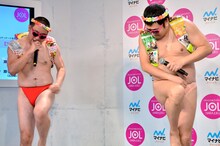 コラボネタを披露する（左から）レイザーラモンRG、とにかく明るい安村。