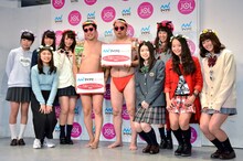 ティーンの女子たちに囲まれる（中央左から）とにかく明るい安村、レイザーラモンRG。