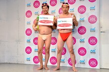 （左から）とにかく明るい安村、レイザーラモンRG。