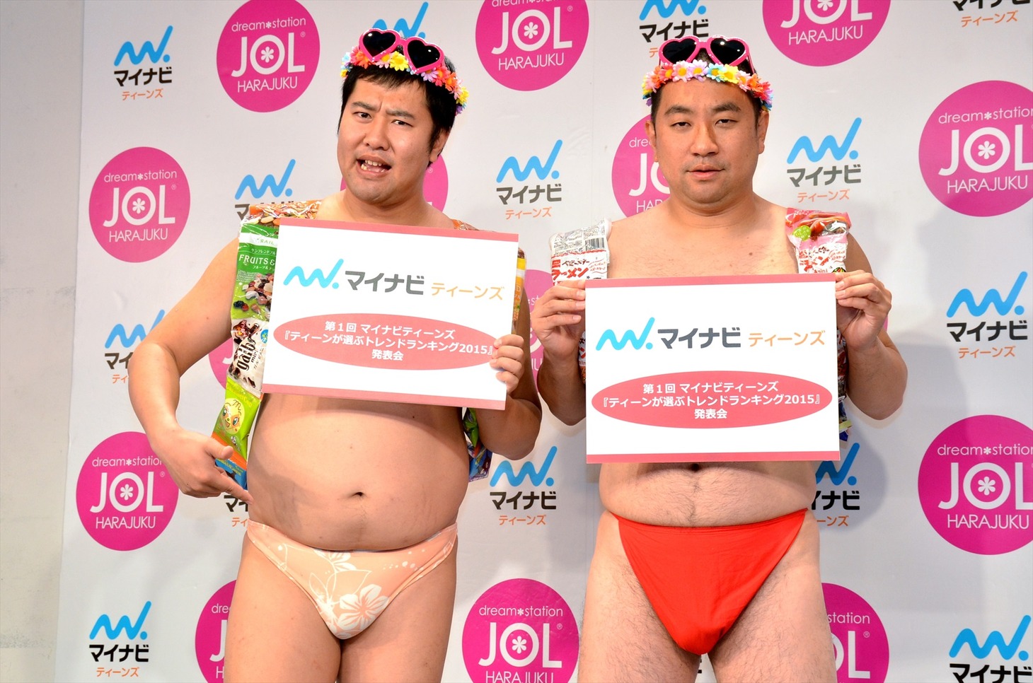 （左から）とにかく明るい安村、レイザーラモンRG。