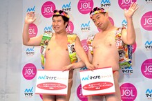 （左から）とにかく明るい安村、レイザーラモンRG。