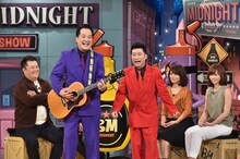 「新喜劇のおっさんの歌」を熱唱する松浦真也とすっちー（手前左から）。(c)読売テレビ