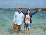 喜界島を旅するグランジ佐藤、椿鬼奴（左から）。(c)読売テレビ