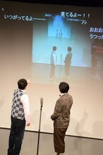 ニコ生視聴者からの書き込みを確認するアメリカザリガニ。