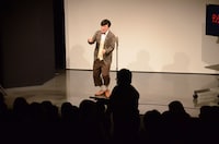 「テンション倍漫才」で客席に降りていくアメリカザリガニ柳原。