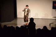 「テンション倍漫才」で客席に降りていくアメリカザリガニ柳原。