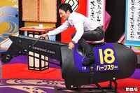 競馬の練習器具にまたがる川田将雅。(c)MBS
