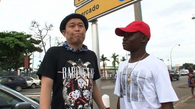 赤道ギニア共和国を訪れる千原せいじ。(c)ABC