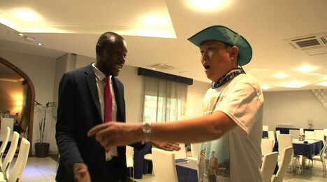 赤道ギニア共和国を訪れる千原せいじ。(c)ABC