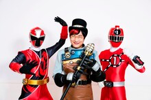 闇博士マーブロを演じる南海キャンディーズ山里（中央）。(c)「ニンニンジャーVSトッキュウジャー」製作委員会 (c)テレビ朝日・東映AG・東映