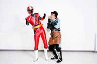 闇博士マーブロを演じる南海キャンディーズ山里（右）。(c)「ニンニンジャーVSトッキュウジャー」製作委員会 (c)テレビ朝日・東映AG・東映