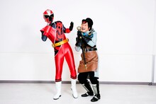 闇博士マーブロを演じる南海キャンディーズ山里（右）。(c)「ニンニンジャーVSトッキュウジャー」製作委員会 (c)テレビ朝日・東映AG・東映