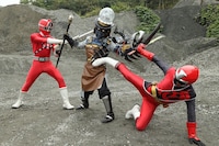 闇博士マーブロ（中央） (c)「ニンニンジャーVSトッキュウジャー」製作委員会 (c)テレビ朝日・東映AG・東映