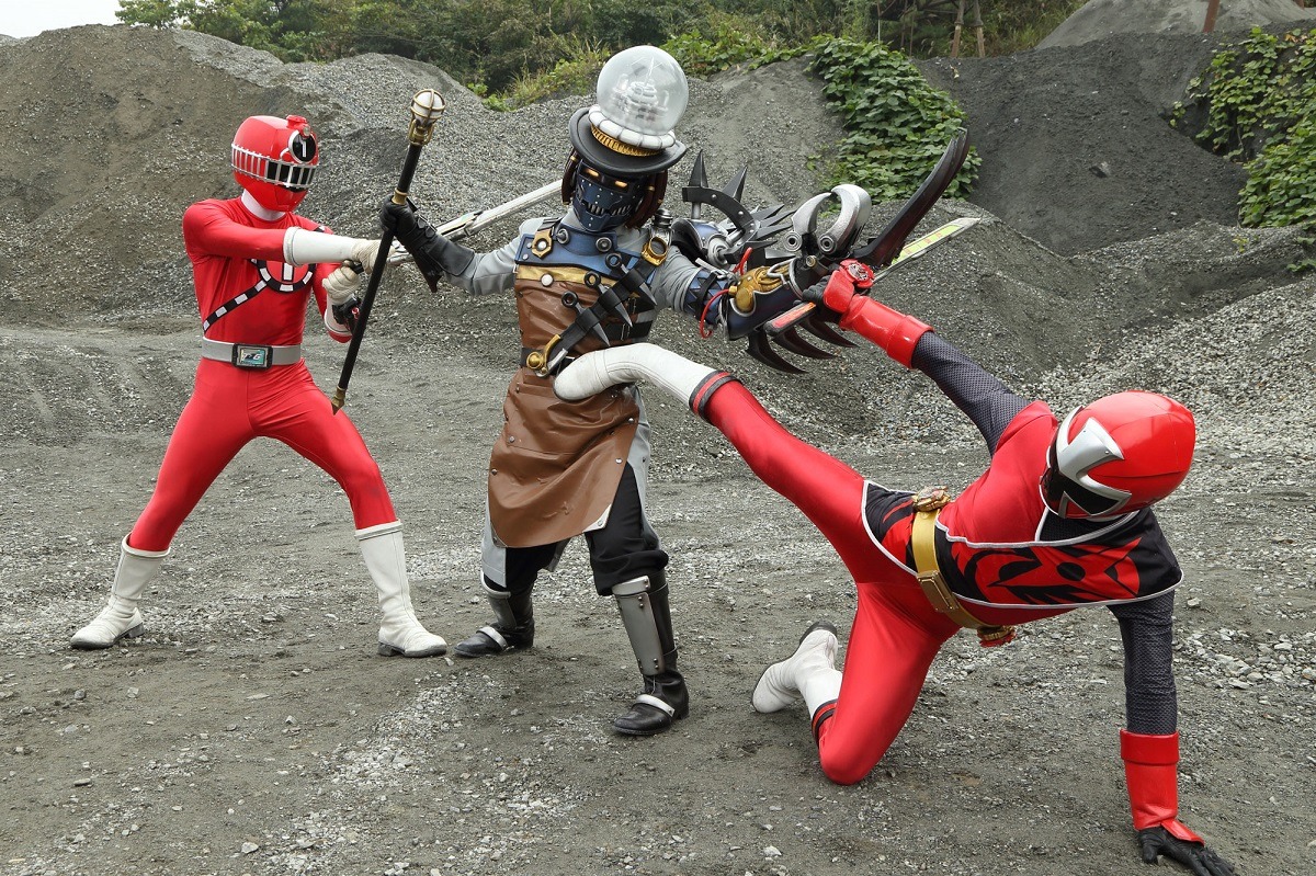 闇博士マーブロ（中央） (c)「ニンニンジャーVSトッキュウジャー」製作委員会 (c)テレビ朝日・東映AG・東映