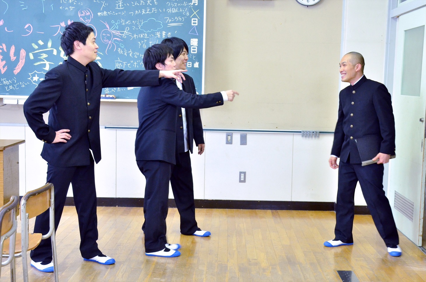 黒板消しを使ったいたずらに臨む2組。