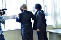 校庭に放たれた犬を教室から見つめる、うしろシティとラブレターズ。