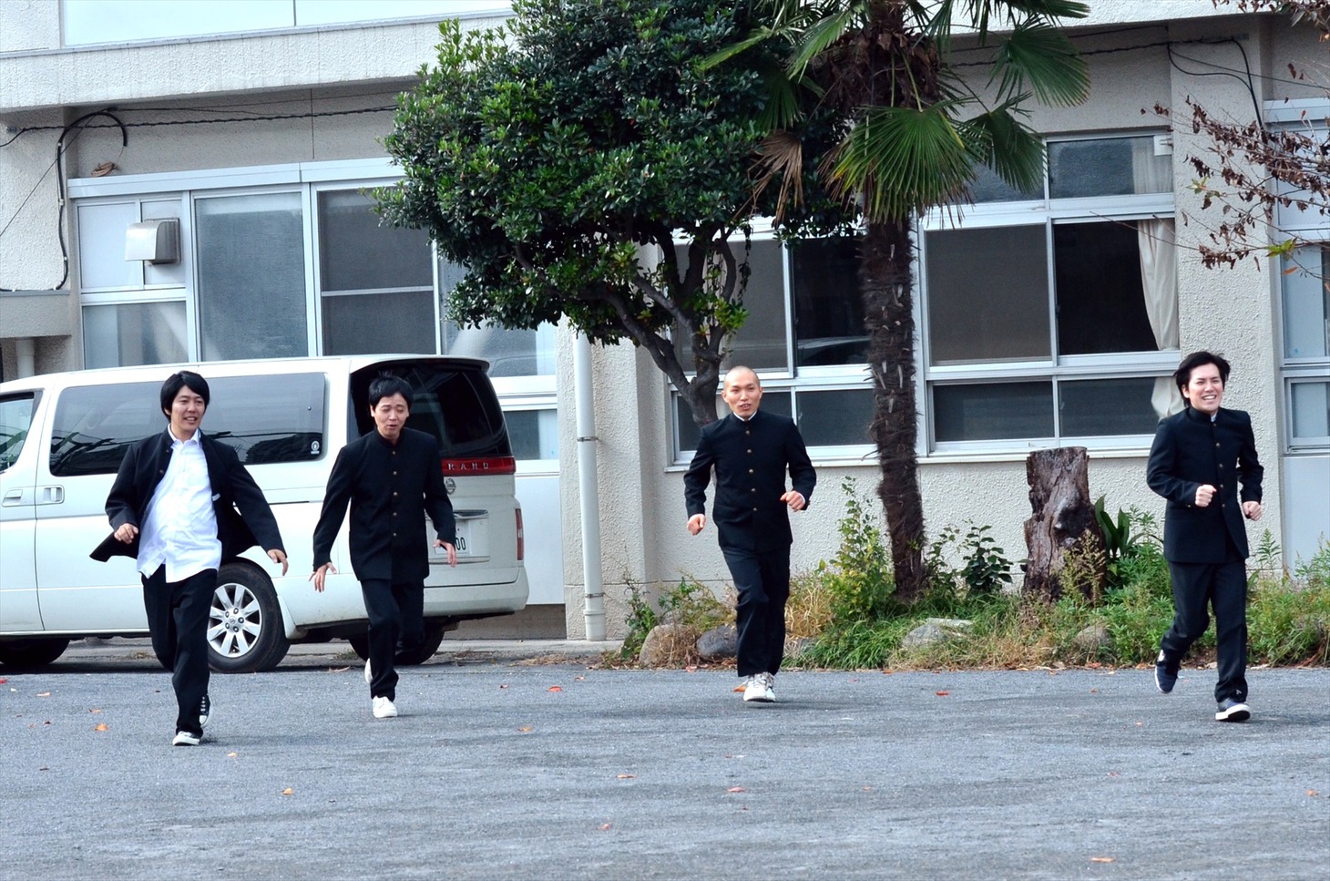 校庭に放たれた犬を追いかける、（左から）うしろシティとラブレターズ。