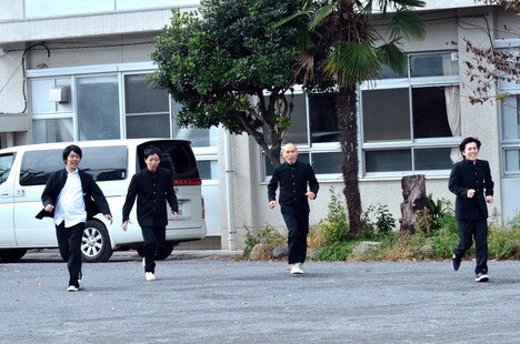 校庭に放たれた犬を追いかける、（左から）うしろシティとラブレターズ。