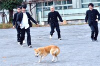校庭に放たれた犬を追いかける（左から）うしろシティとラブレターズ。