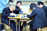 上履きに落書きをする（左から）ラブレターズとうしろシティ。