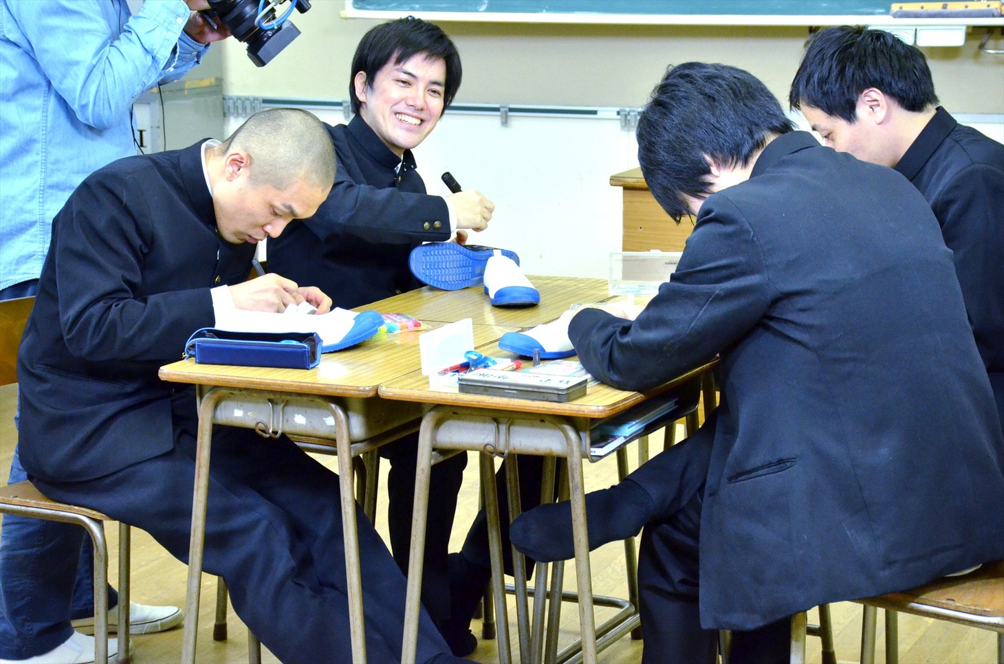 上履きに落書きをする（左から）ラブレターズとうしろシティ。