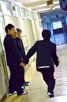 廊下でボウリングをする、うしろシティとラブレターズ。