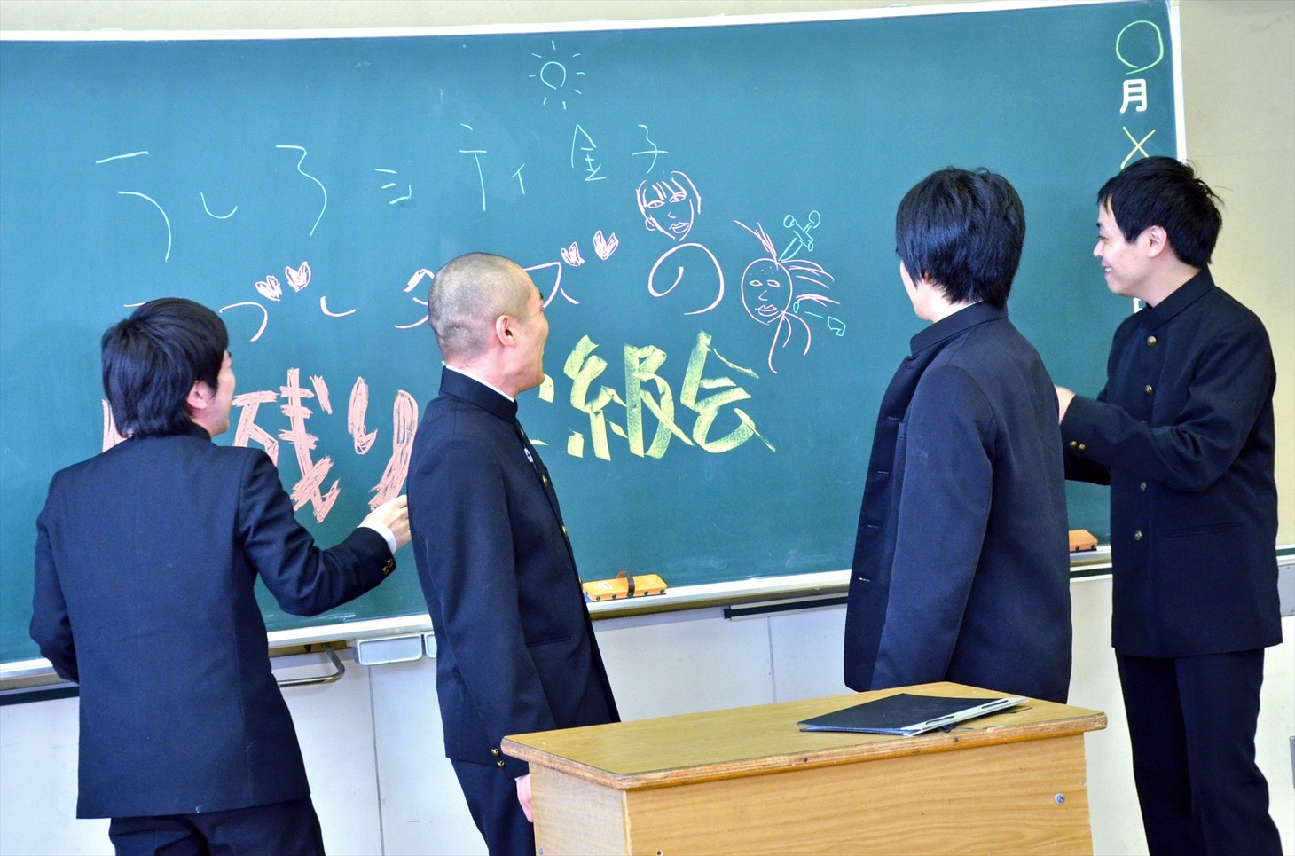 黒板にメッセージを書き込んでいく（左から）ラブレターズとうしろシティ。