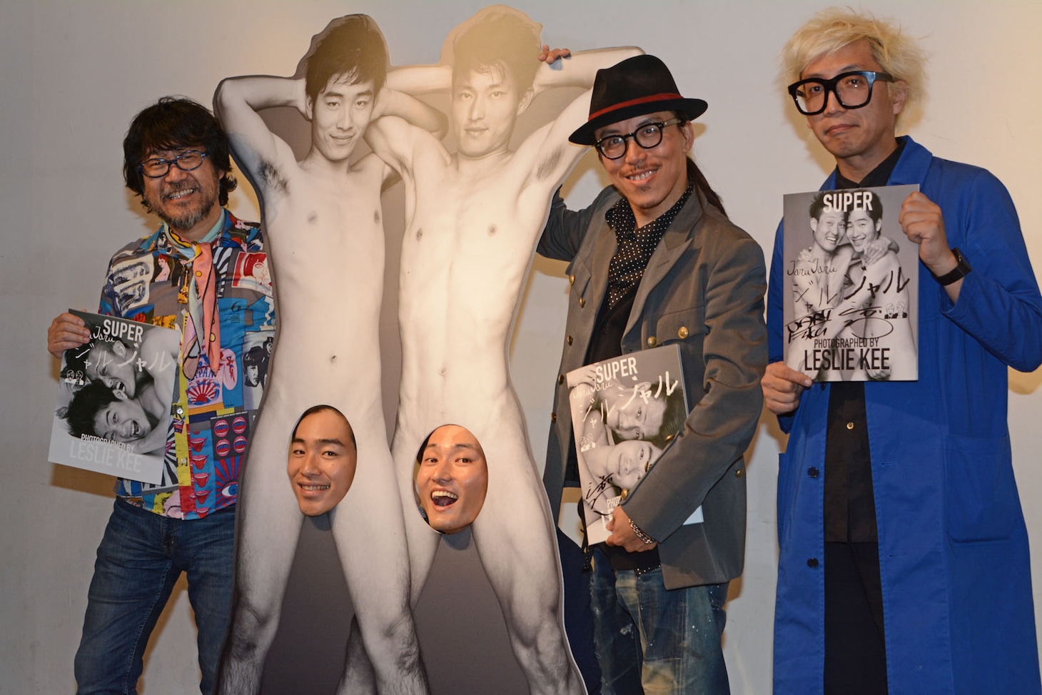 自身の全裸パネルから顔を出すジャルジャル（中央2人）と倉本美津留（左）、レスリー・キー（右から2人目）、千原徹也（右）。