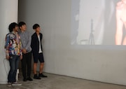 撮影のメイキング映像を鑑賞するジャルジャルと倉本美津留(右から)。
