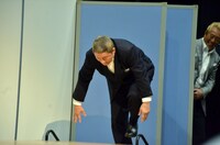 登壇する際にコケてみせるビートたけし（中央）。