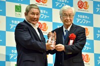 ビートたけしと、特定非営利活動法人アンチエイジングネットワーク理事長の塩谷信幸氏（右）。