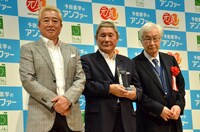 ビートたけし、ガダルカナル・タカ（左）、特定非営利活動法人アンチエイジングネットワーク理事長の塩谷信幸氏（右）。