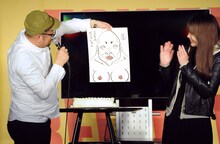 完成した似顔絵を披露する野性爆弾くっきー（左）。