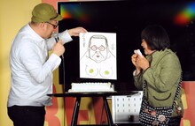 完成した似顔絵を披露する野性爆弾くっきー（左）。