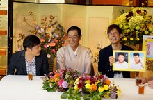 MCの月亭方正、月亭八方、陣内智則（左から）。(c)読売テレビ