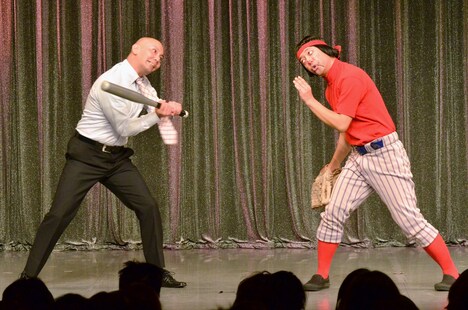 4本目のコントを披露する5GAP。