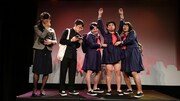 コント「田舎の女子高生、初めてスカートを短くする」のワンシーン。