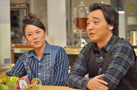 ジャングルポケット斉藤と、佐藤仁美（左）。(c)TBS